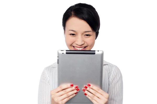 Schüchterne hübsche Firmenfrau mit Tablet-Gerät — Stockfoto