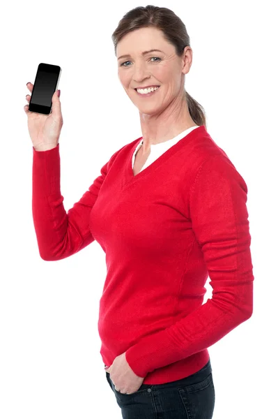 Lady showing her brand new cellphone — Stock Photo, Image