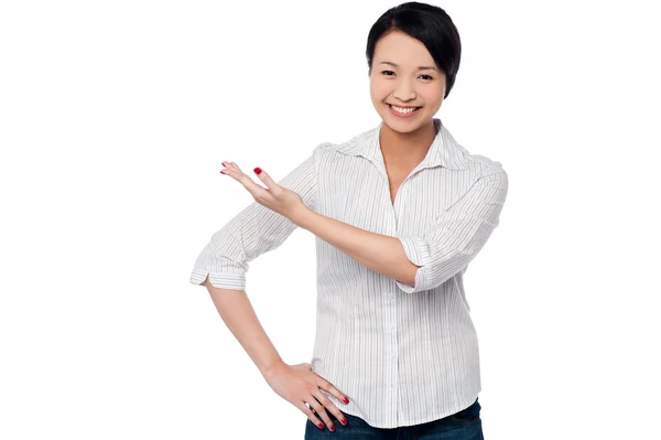 Pretty casual woman directing the way — Stock Photo, Image