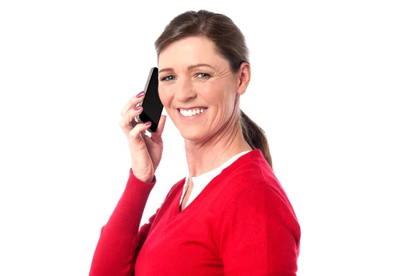 Kvinnan talar över mobiltelefon — Stockfoto