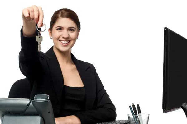 Жіночий секретар пропонує вам ключ від кабіни — стокове фото