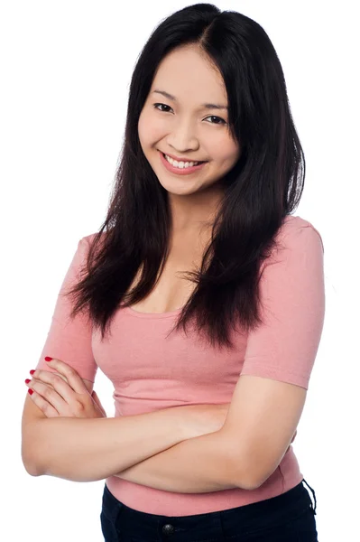 Güzel Asyalı kız poz, kayıtsızca, silah katlanmış — Stok fotoğraf