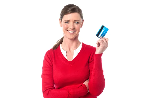 Pretty lady showing her cash card — Stock Photo, Image