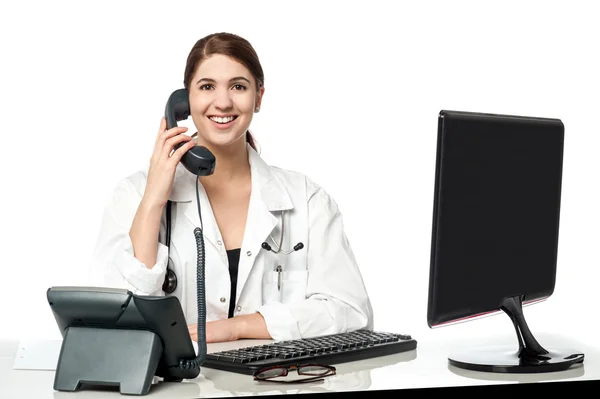 Vrouwelijke arts antwoordende telefoongesprek — Stockfoto