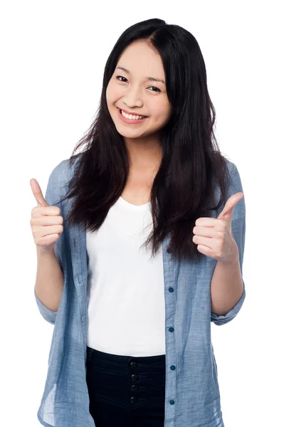 Sonriente jovencita mostrando dos pulgares hacia arriba —  Fotos de Stock