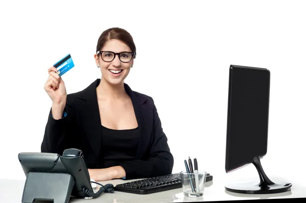 Empresária atraente segurando cartão de crédito — Fotografia de Stock