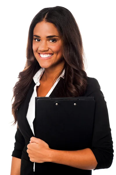 Vrij vrouwelijke secretaris houden van zakelijke bestanden — Stockfoto