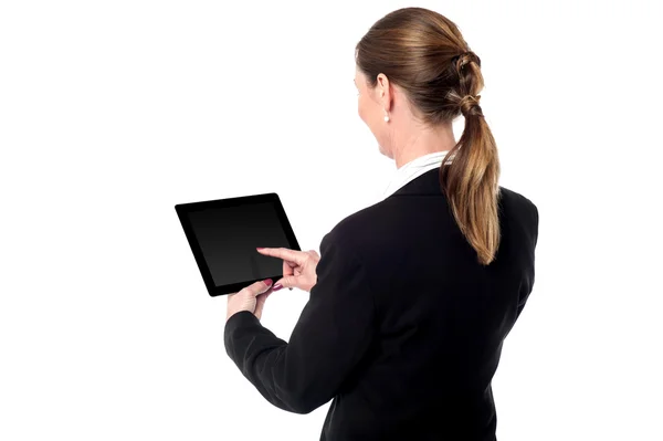 Γυναίκα των επιχειρήσεων χρησιμοποιώντας μια συσκευή tablet — Φωτογραφία Αρχείου