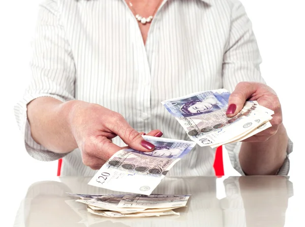 Woman counting currency notes — Stock Photo, Image