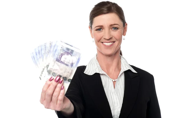 Corprorado mujer sosteniendo billetes de moneda — Foto de Stock