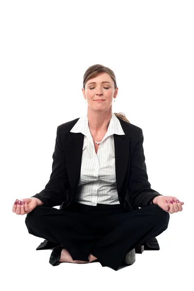 Medelålders gör meditation, lotus pose — Stockfoto