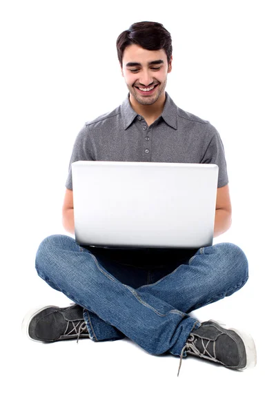 Uomo sorridente che lavora sul computer portatile — Foto Stock