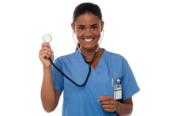 Ärztin posiert mit Stethoskop — Stockfoto