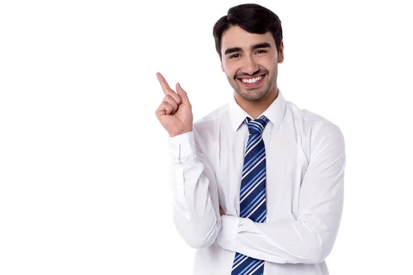 Gerente sorrindo apontando para trás — Fotografia de Stock