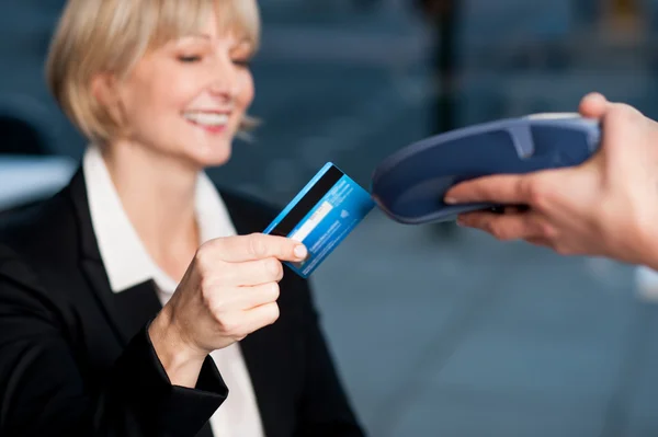 Corporate lady swiping her card to pay — Stock Photo, Image