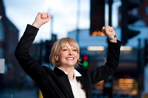 Succesvolle aantrekkelijke zakenvrouw — Stockfoto