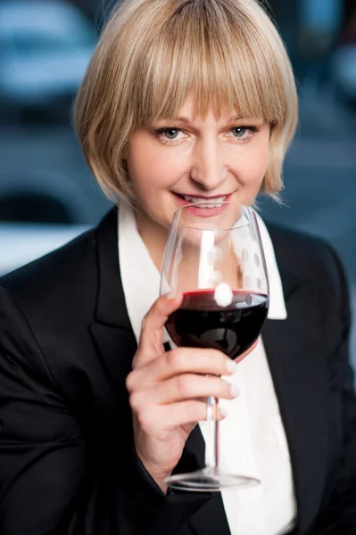 Corporate Lady trinkt Rotwein — Stockfoto