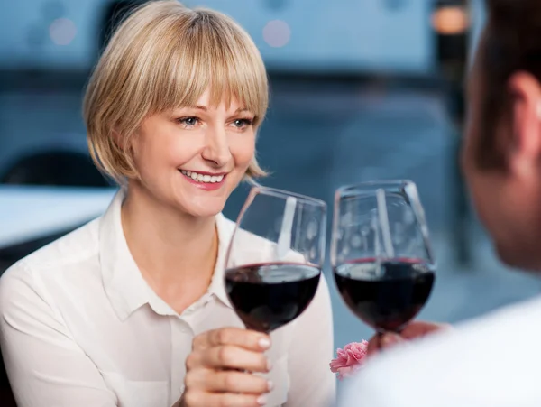 Casal brinde em um restaurante — Fotografia de Stock