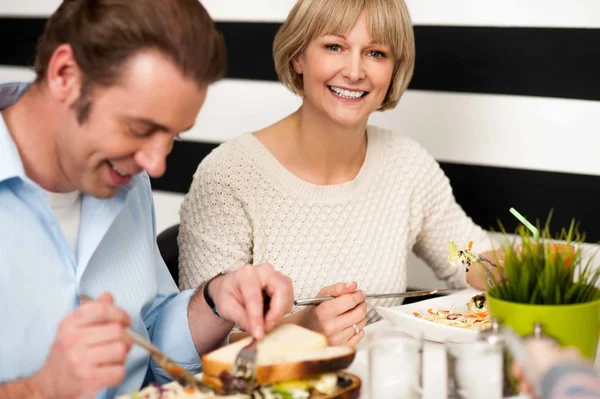 Couple enjoying breakfast in restaurant — Stock Photo, Image