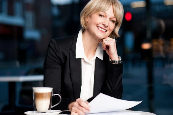 Female reviewing business report — Stock Photo, Image