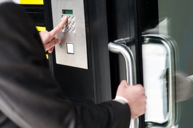 Güvenlik kodunu girerek adam, kapının kilidini açmak için