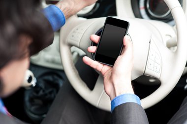 sürüş sırasında cep telefonu kullanan adam