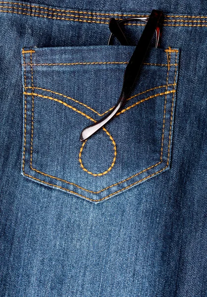 Gafas graduadas en bolsillo trasero de jeans — Foto de Stock