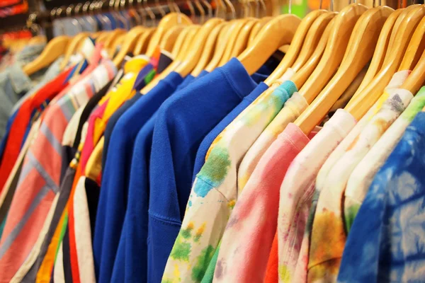 Roupas de moda para venda com grandes descontos — Fotografia de Stock