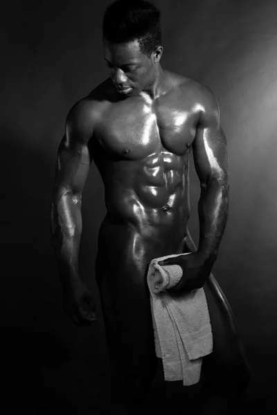 Homem machão sensual usando toalha para secar-se — Fotografia de Stock