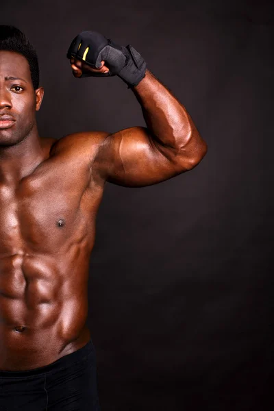 Hombre musculoso flexionando sus bíceps — Foto de Stock