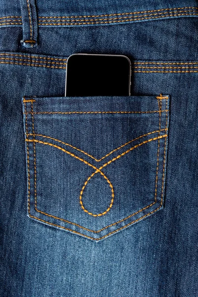 Celular no bolso de jeans — Fotografia de Stock