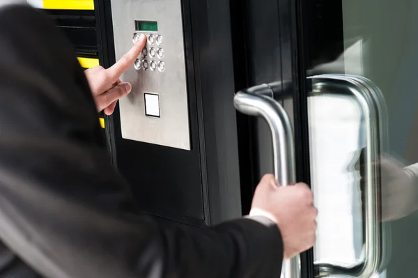 Uomo che immette il codice di sicurezza per aprire la porta — Foto Stock