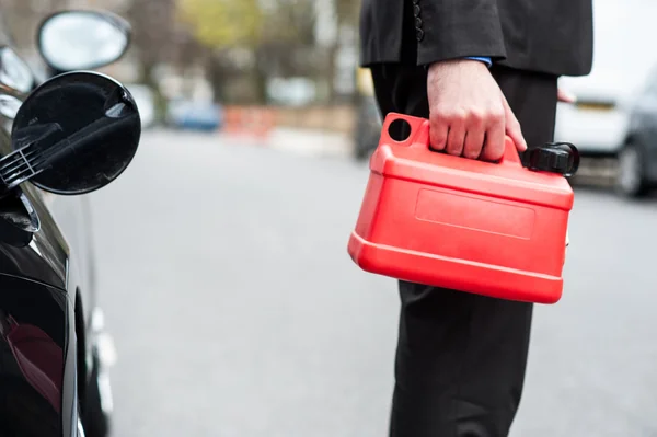 Man bedrijf brandstof kan, bijgesneden afbeelding — Stockfoto