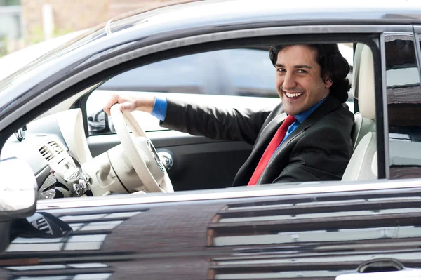 Corporate man zijn auto rijden — Stockfoto