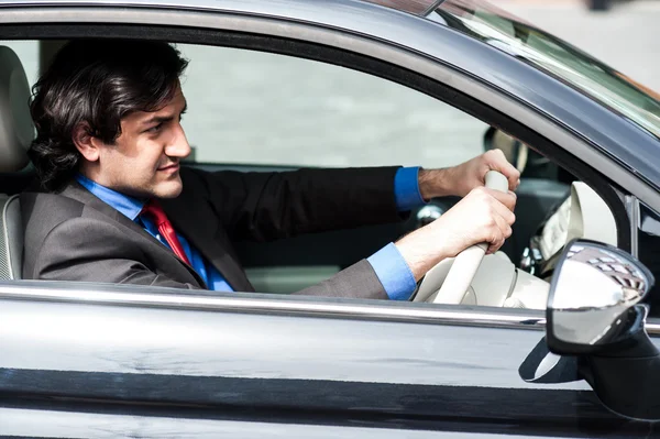 Zakenman in zijn auto — Stockfoto