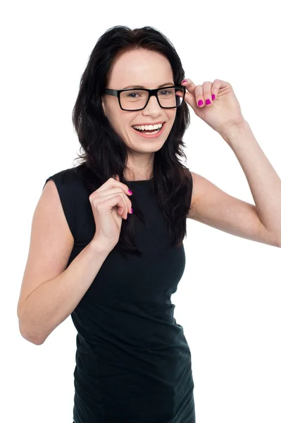 Encantadora senhora sorrindo ajustando seus óculos — Fotografia de Stock