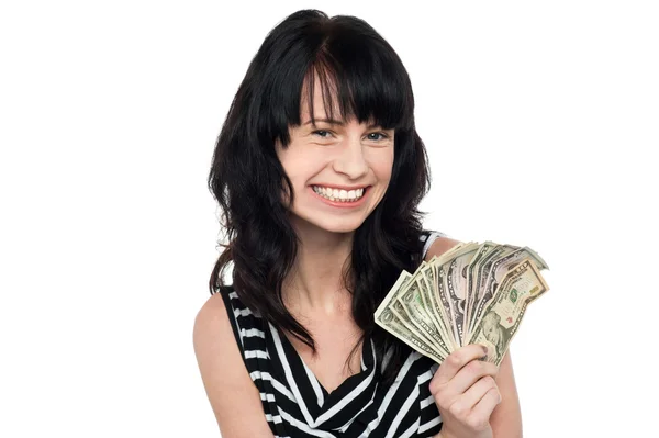 Sonriente chica bonita con dinero en efectivo — Foto de Stock