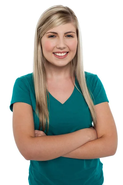 Hermosa chica adolescente posando, brazos cruzados — Foto de Stock