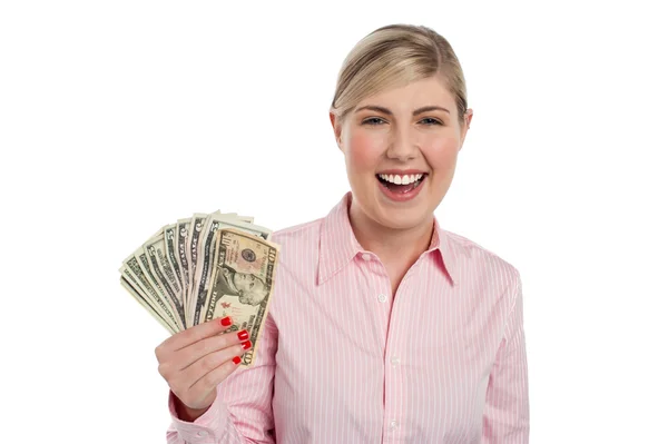 Nadšená dívka drží měny poznámky ventilátor — Stock fotografie