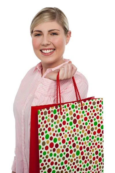 Veselá blond dívka drží Nákupní taška — Stock fotografie