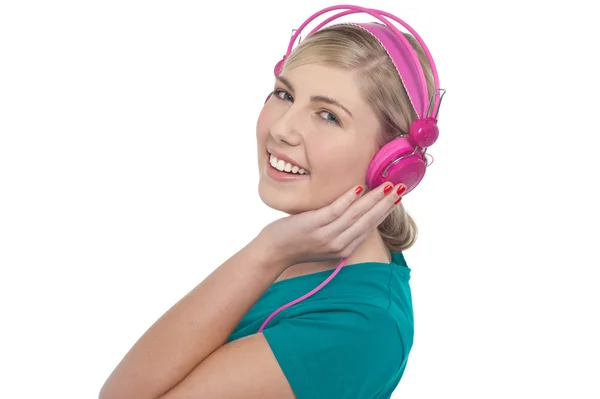 Loira adolescente ouvindo música — Fotografia de Stock