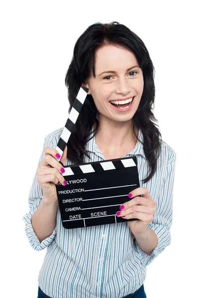 Joven chica encantadora sosteniendo clapperboard —  Fotos de Stock