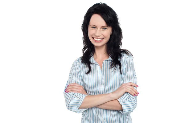 Sonriente joven posando casualmente, con los brazos cruzados —  Fotos de Stock