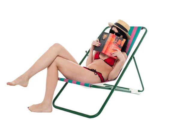 Bikini-Dame versteckt ihr Gesicht mit einem Buch — Stockfoto