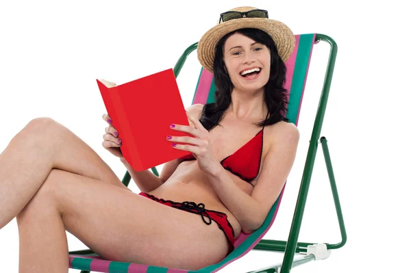 Vonzó bikini nő egy könyvet olvas — Stock Fotó