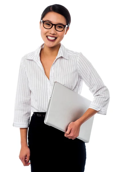 Mananger de negócios alegre posando com laptop — Fotografia de Stock