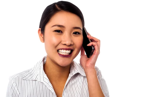 Affärskvinna stänga affären över ett telefonsamtal — Stockfoto