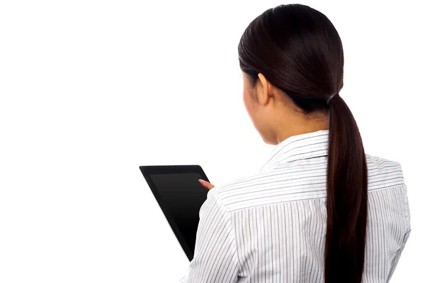 Rückenpose einer Frau, die ein Touchpad bedient — Stockfoto