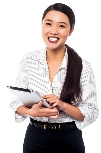 Mulher corporativa navegando no tablet pc — Fotografia de Stock