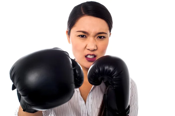 Mulher boxer com olhar irritado em seu rosto — Fotografia de Stock